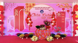 Thầy trò Trường Tiểu học Văn Khê cùng nhau đón Tết.