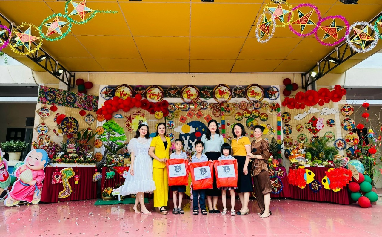 Tặng quà cho học sinh có hoàn cảnh khó khăn