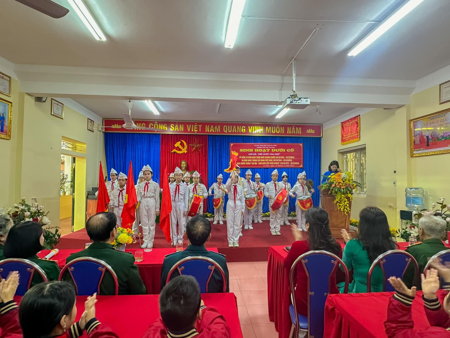 Sinh hoạt dưới cờ chủ đề: TIẾP BƯỚC CHA ANH.